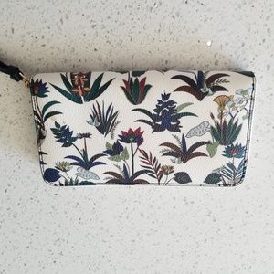 Tory Burch Bags - Tory Burch Utopia Print Wallet Tory Burch Bags - Tory Burch Utopia Print Wallet